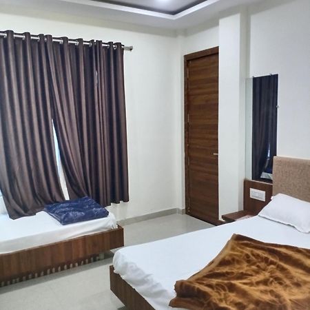 Hotel Soham Palace 우자인 외부 사진