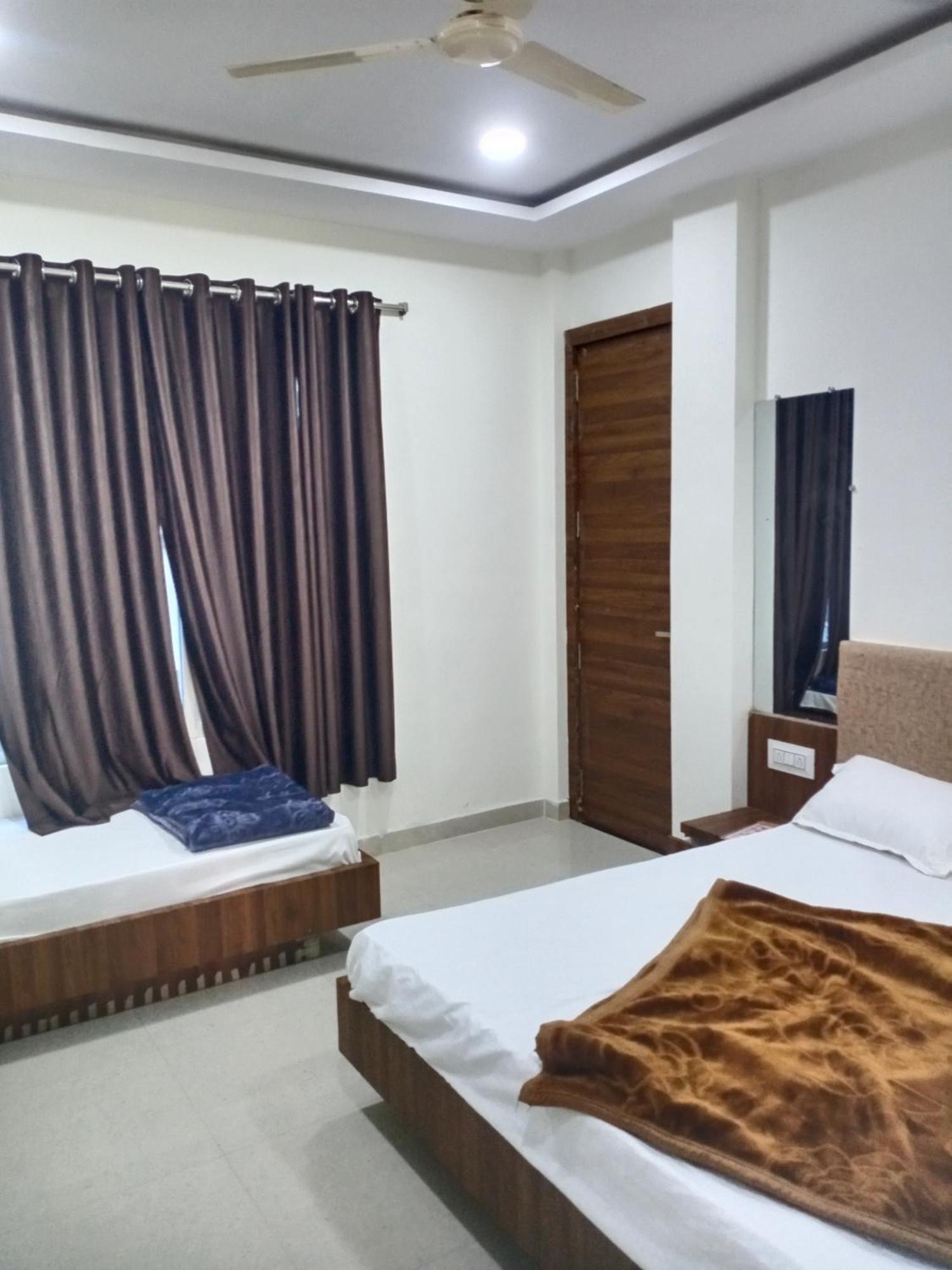 Hotel Soham Palace 우자인 외부 사진